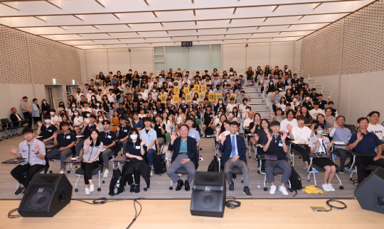 지난 14일 포스텍 체인지업그라운드에서 진행된 '포스코 등대 장학 증서수여식'에서 참가자들이 기념촬영을 하고 있다. 포스코청암재단 제공.